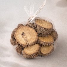 Dekorative Holzscheiben mit Rinde