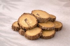 Dekorative Holzscheiben mit Rinde